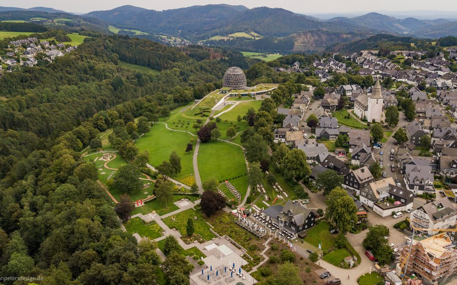 Drohnenaufnahme vom Kurpark Winterberg mit Blick auf das Hotel Oversum, einen Teil der Stadt und das Wohngebiet Dumel.