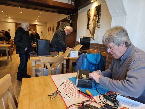 Mann Repariert Radio beim Rapair-Cafe