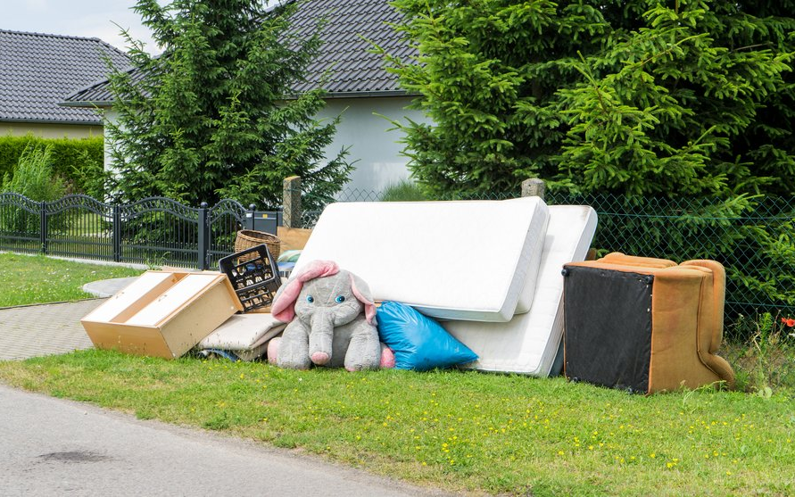 Sperrmüll liegt am Straßenrand 