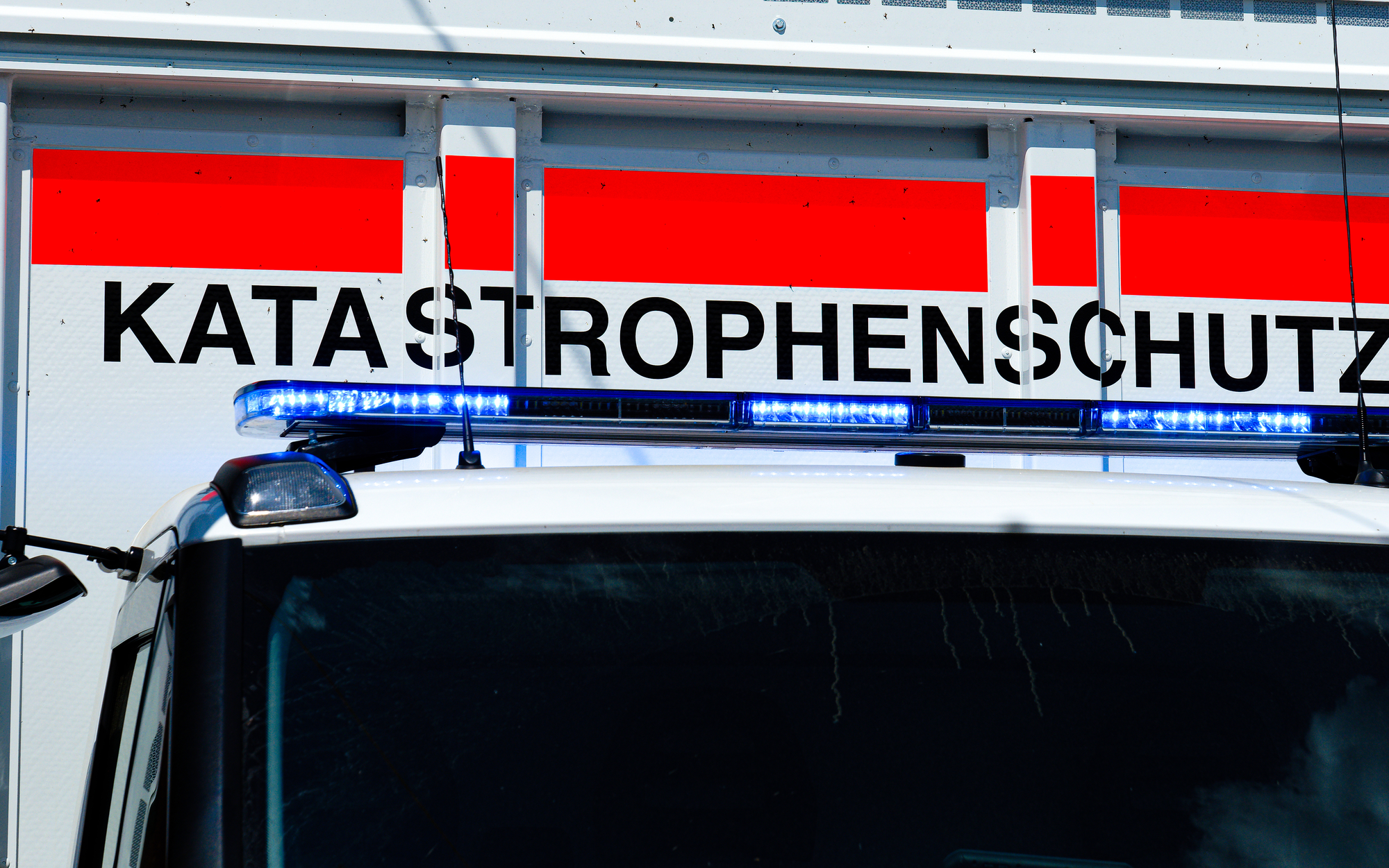 Einsatzfahrzeug des Katastrophenschutzes mit der Aufschrift „Katastrophenschutz“.