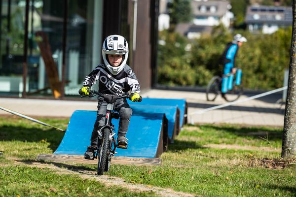 Ein kleiner Junge fährt bei den Bike Games mit seinem Fahrrad durch den Kinderparcours