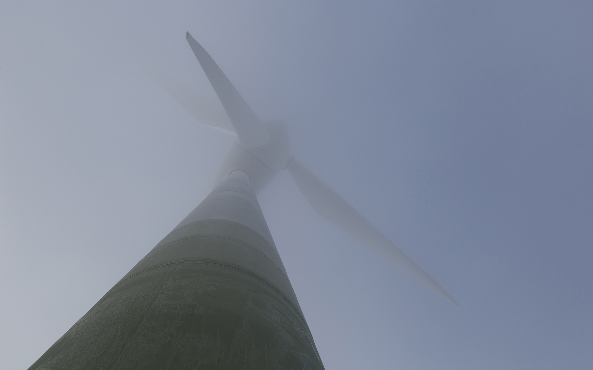 Windkraftanlage aus der Froschperspektive