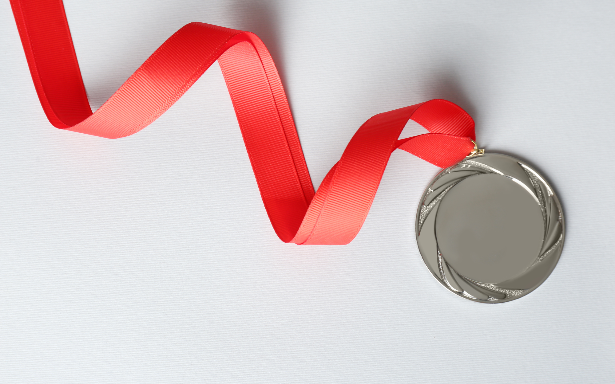 Silberne Medaille auf weißem Hintergrund, Draufsicht.