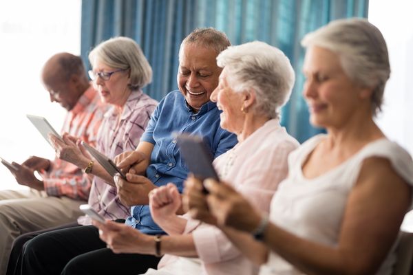 Mehrere Senioren mit Tablet